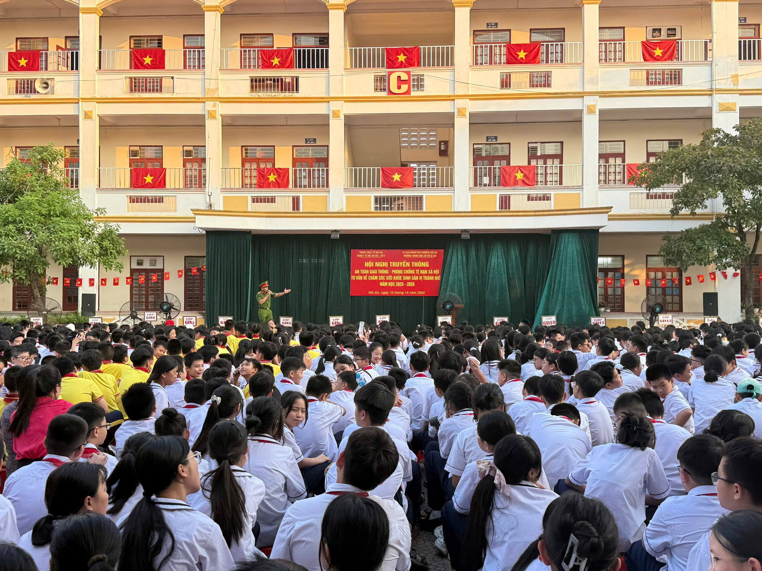 Công an phường Hải An tuyên truyền an toàn giao thông và phòng chống tệ nạn xã hội tại Trường THCS Lê Lợi
